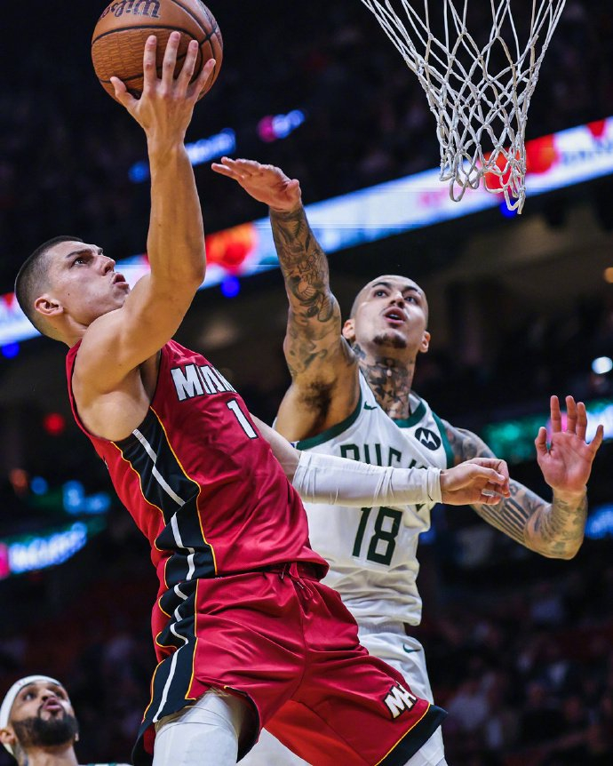 威尼斯人入口 -密尔沃基雄鹿队大杀四方